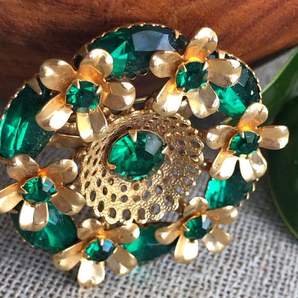 Vintage Emerald Green Rhinestone & Goldtone Brooch - Picture 4 of 10